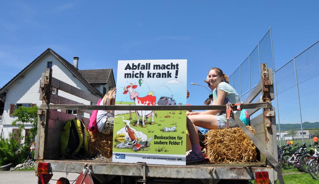 Kürzlich unterstützten die beiden Diepoldsauer Schulklassen 4b und 6b den Landwirt Peter Kuster mit einer Müllsammelaktion. Der St. Galler Bauernverband stellte Plakate mit dem Spruch «Abfall macht mich krank» zur Verfügung.