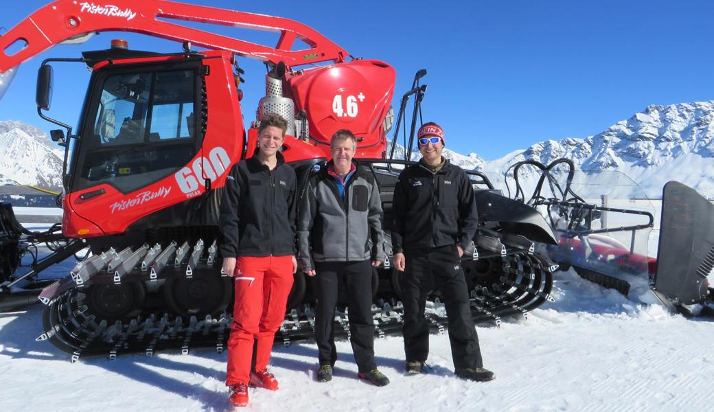 Der Thaler Remo Müggler (links) verbringt in Savognin seine dritte Saison als Pistenbully-Fahrer. Sein Vater Hubert (Mitte), Dachdecker in Thal, hatte die Idee für einen Sessellift zum Steinigen Tisch, den Technischen Leiter der Savognin-Bergbahnen, Curdin Baltermina, freut die Idee. Die gut erhaltenen technischen Anlagen könnten weitgehend übernommen werden.