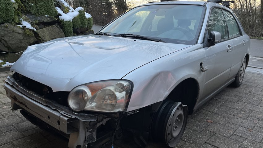 Mit diesem verbeulten Auto wagte sich ein Mann auf die Strasse Mit diesem verbeulten Auto wagte sich ein Mann auf die Strasse
