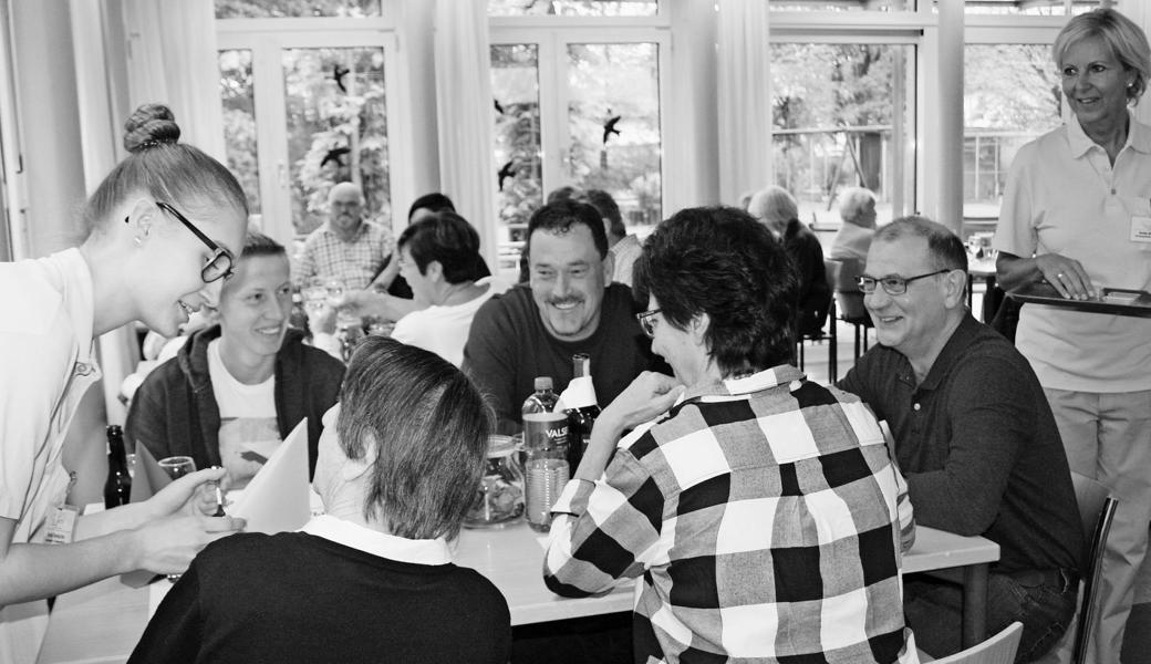 Viele Besucher liessen sich an der «Metzgeta» im Altersheim Feldhof kulinarisch verwöhnen. Bild: pd