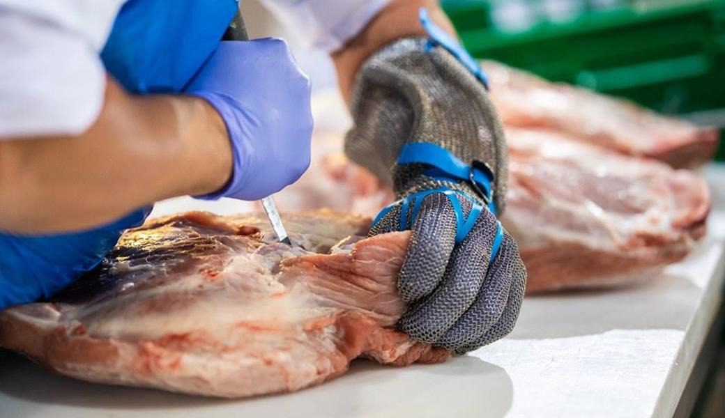 Beim Ausbeinen wird das Fleisch von den Knochen geschnitten.