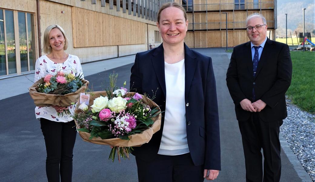 Der Präsident der Evangelisch-reformierten Kirchgemeinde, Michael Berger, gratuliert Pfarrerin Nanette Rüegg (Mitte) und Caroline Winter-Kopp mit einem Blumenstrauss zur Wahl.