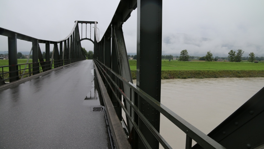 Der starke Regen setzt Felder unter Wasser und lässt Flüsse anschwellen