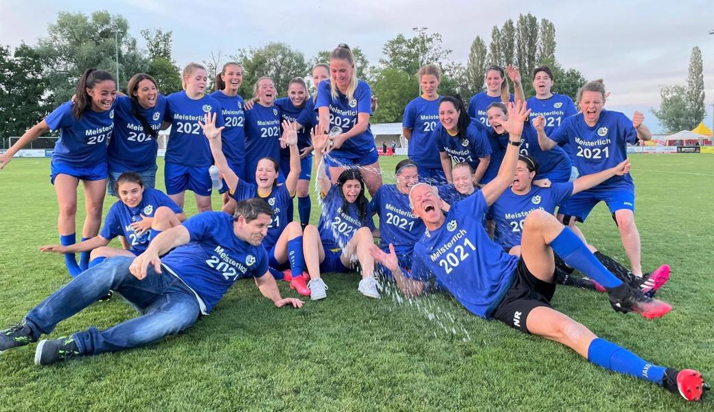 Das Frauenteam des FC Au-Berneck hat allen Grund zum Feiern: Es gewann neun von zehn Spielen, stieg in die 2. Liga auf – und trifft dort auf den Ex-IG-Partner FC Widnau.