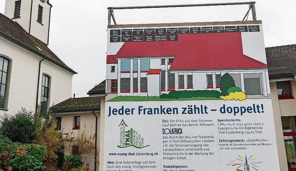 Auf der Tafel vor dem Kirchgemeindehaus steht ein Spendenbarometer, auf dem ersichtlich ist, wie viele Panels schon finanziert sind. 