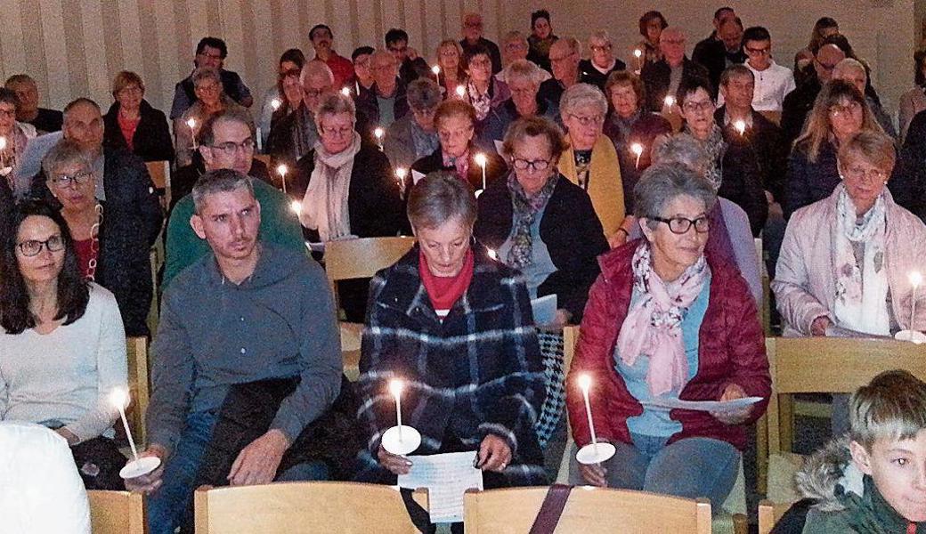 Die von Kerzen erleuchtete Kirche verströmte eine stimmungsvolle Atmosphäre. 