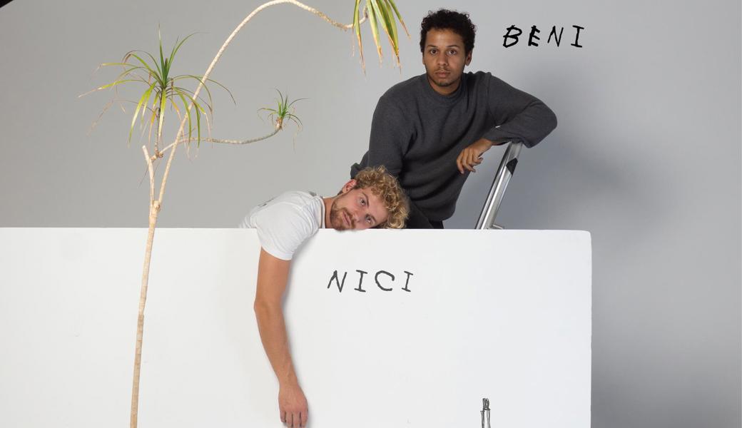 Sie lassen aus einer Idee ein Produkt entstehen. Zum Beispiel einen Tisch mit Tennisbällen an den Beinen. Benjamin Amiel, in Rheineck aufgewachsen und in Zürich wohnhaft, arbeitet als Industriedesigner bei Swissloop. Nicolà Borrer, Zürich, ist als Designer bei Myblueplanet tätig.