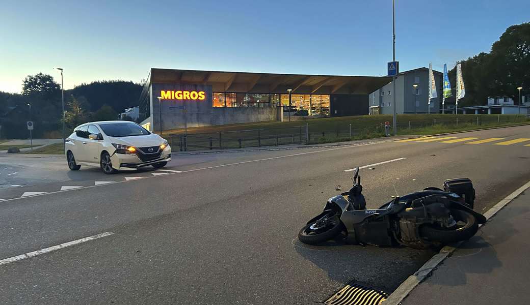 Unfall beim Einbiegen: Auto stösst mit Rollerfahrer zusammen