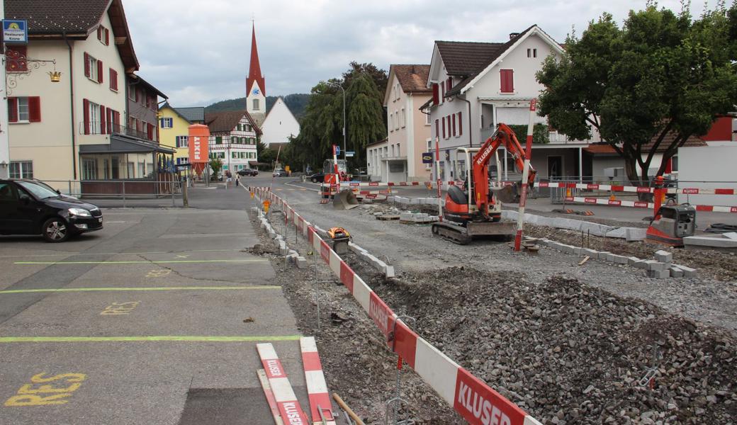 Die Dorfstrasse ist in der Mitte des Dorfs nicht durchgehend befahrbar.