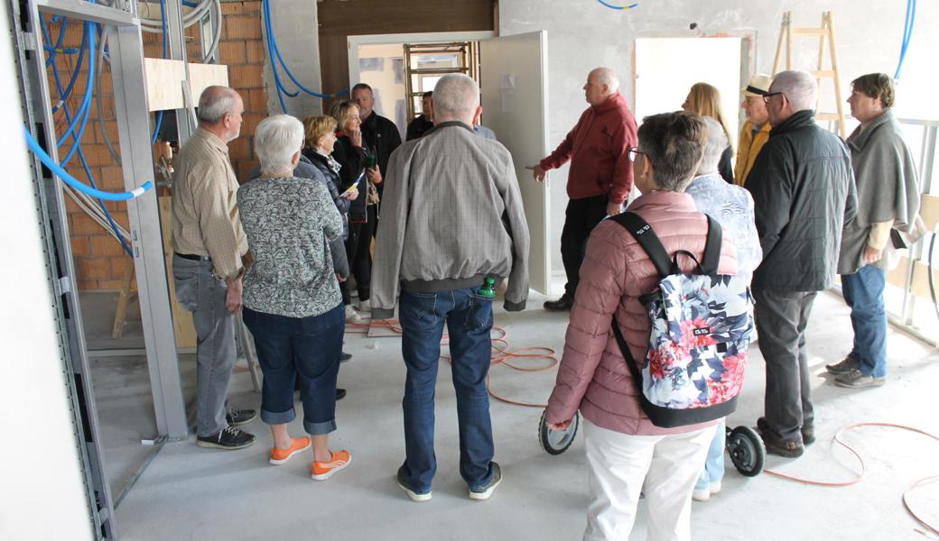 150 Diepoldsauerinnen und Diepoldsauer besichtigten die Baustelle beim Zentrum Rheinauen. 