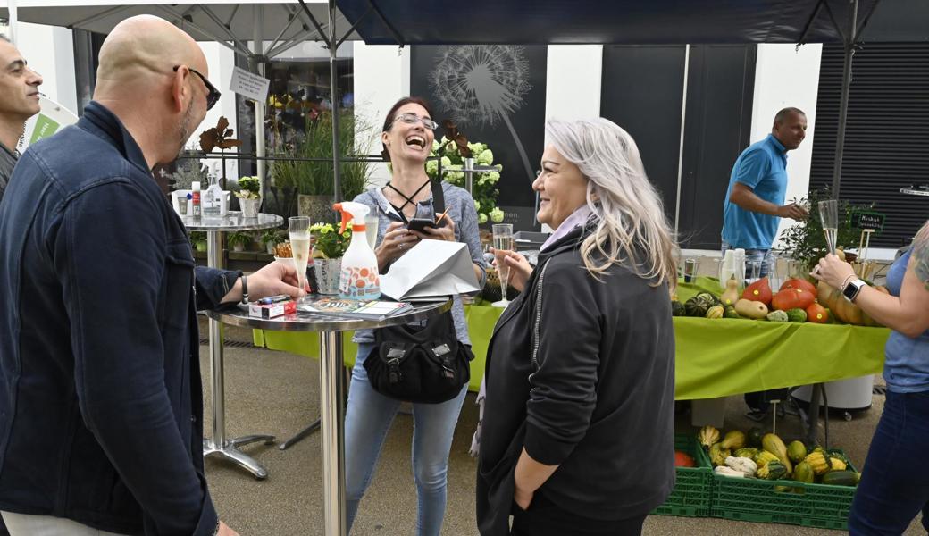 Carmen Egert (rechts) feierte mit den Marktbesuchern das 30-jährige Bestehen ihres Coiffeursalons.