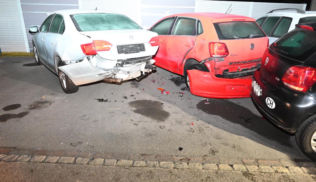 Auf der Flucht vor der Polizei baut ein Autofahrer einen Unfall - er kracht in drei parkierte Autos