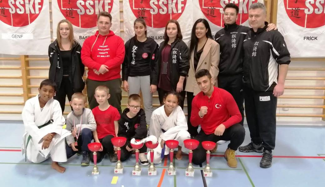 Trainer Hakan Gülbüz (ganz rechts) mit seinen Karatekas.