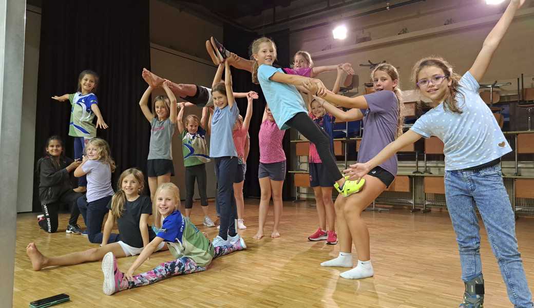 Die Mädchen sind voll motiviert und geben dem Reigen den letzten Schliff.  