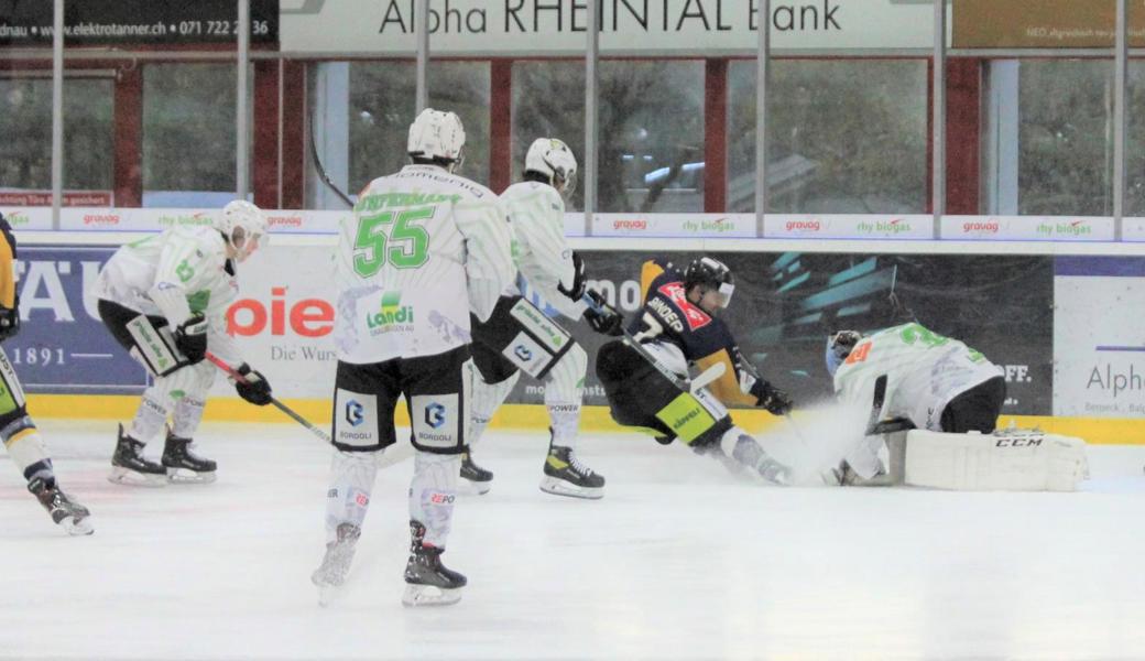 Der Goalie war schneller,  Luca Binder 7 in aussichtsreicher Position. 