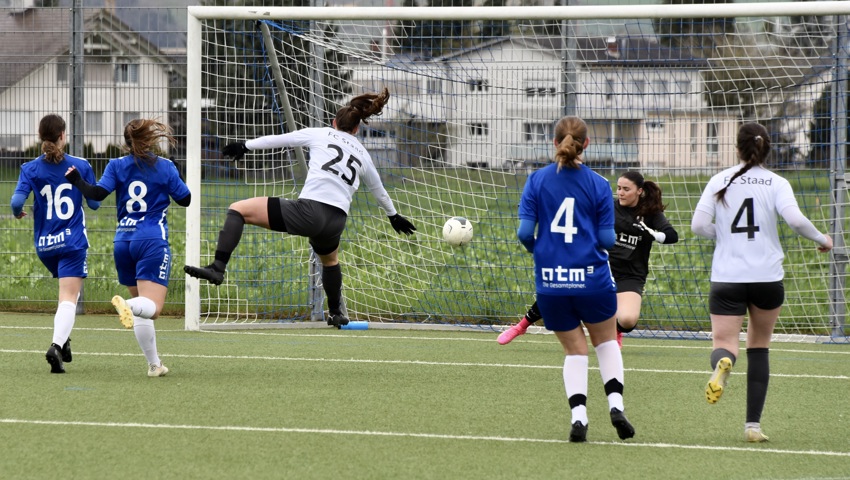 Mit diesem Tor brachte Leonore Holstein (Nummer 25) Staad schon früh mit 1:0 in Führung.