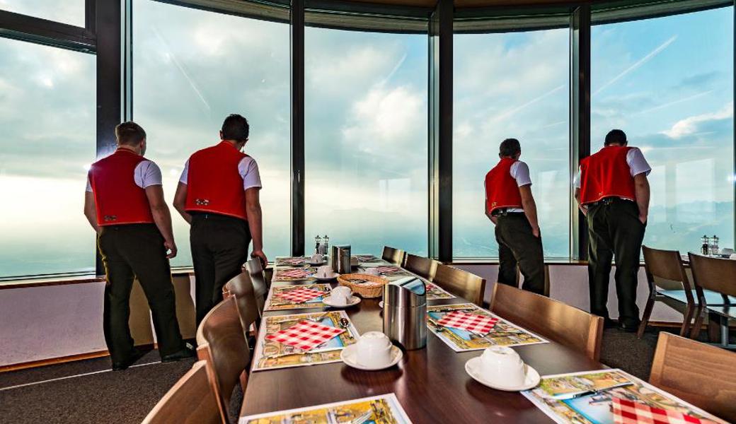 Staune über die Aussicht vom Hohen Kasten und nimm Platz am gedeckten Tisch im Drehrestaurant.