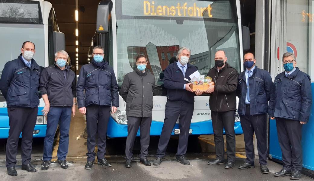 Auf dem Foto von links: Burim Fejzullah (Fahrdienstleiter), Max Gschwend (Werkstattleiter), Philipp Diethelm (Fahrdienstleiter), Rico Kellenberger (Leiter Produktion), Gerry Wolfschläger, Andreas Göth (Standortleiter Altstätten), Alexander Stachl (Fahrdienstleiter), Niklaus Wäger (Fahrdienstleiter).