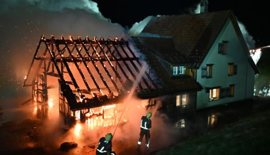 Scheune brannte am Stoss, Strasse war vier Stunden gesperrt