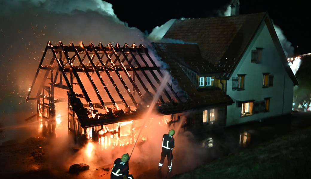 Scheune brannte am Stoss, Strasse war vier Stunden gesperrt