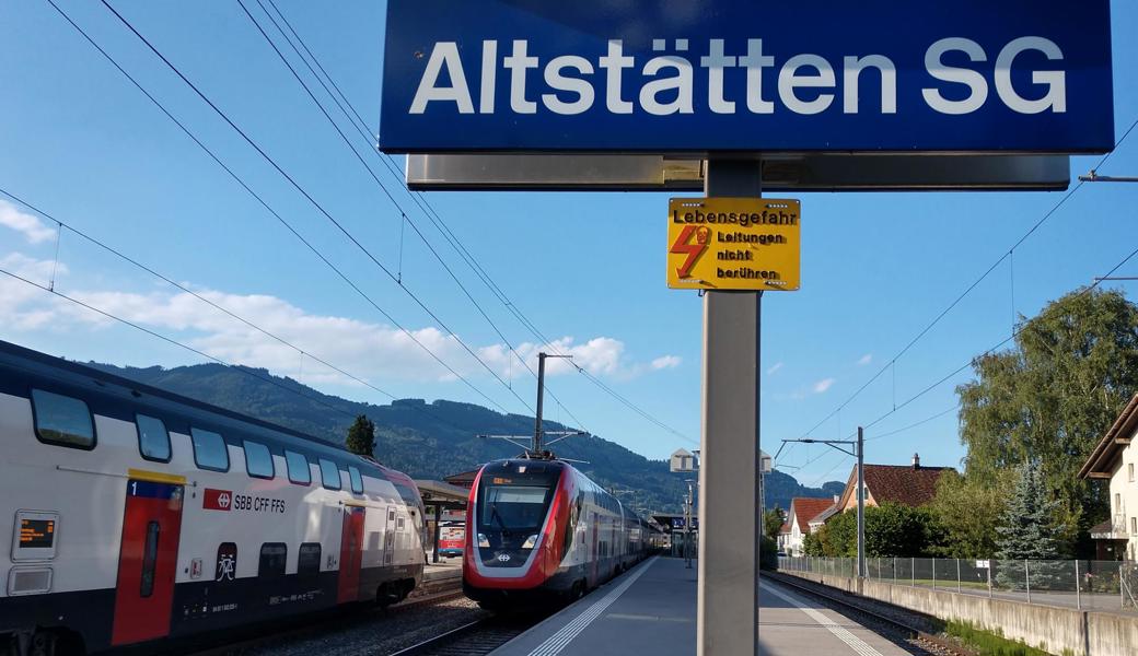 Interregio-Züge am Bahnhof Altstätten.