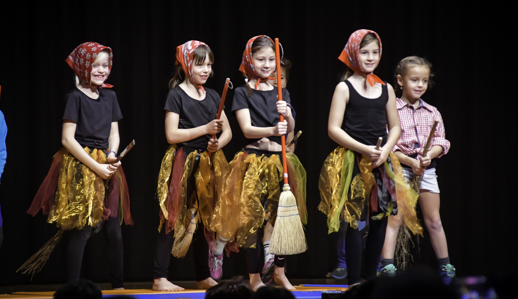 Die kleinen Jugi-Mädchen nahm das Publikum mit auf eine Nachtwanderung inklusive Hexenflug. 