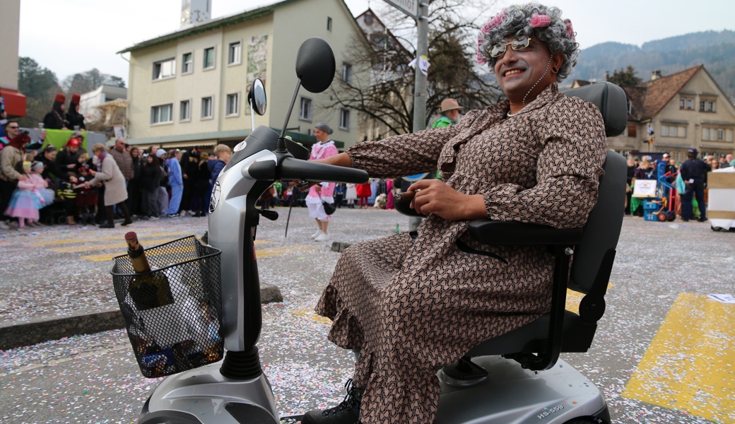 Närrische Sujets am Umzug: Von Konfettischlachten bis zum fliegenden Senior