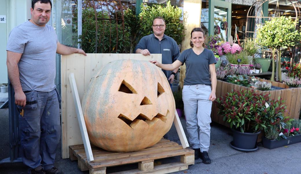 Renato Willi, Mathias und Julia Keel hoffen, dass der Riesenkürbis bis Halloween so prächtig bleibt.