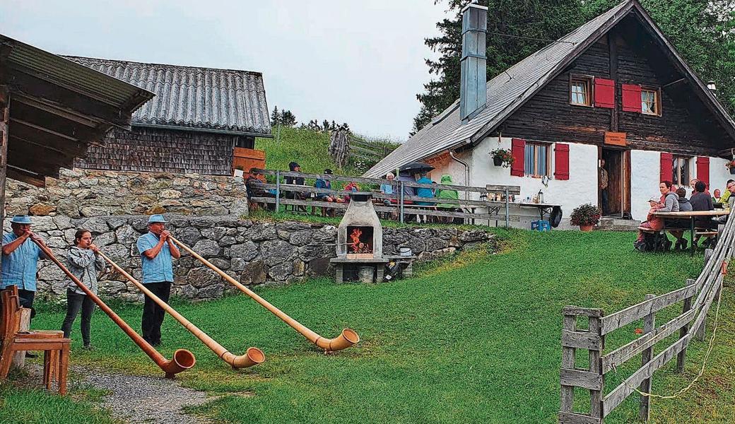 Alphornbläser gestalteten die Feier mit. 