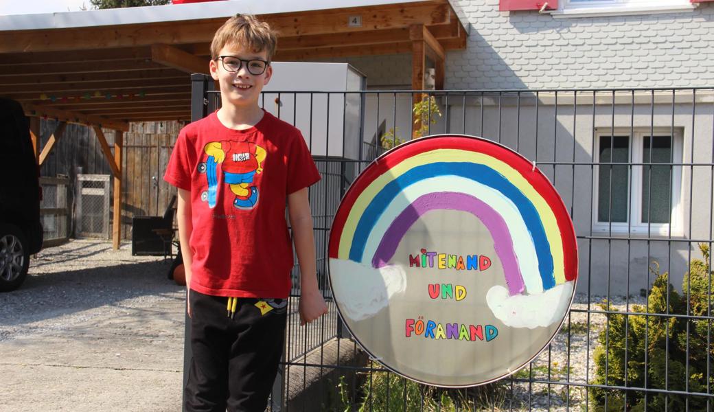 Damian ist eines von vielen Kindern, das bereits einen Regenbogen gemalt hat. 