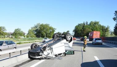 Auto überschlägt sich nach Streifkollision