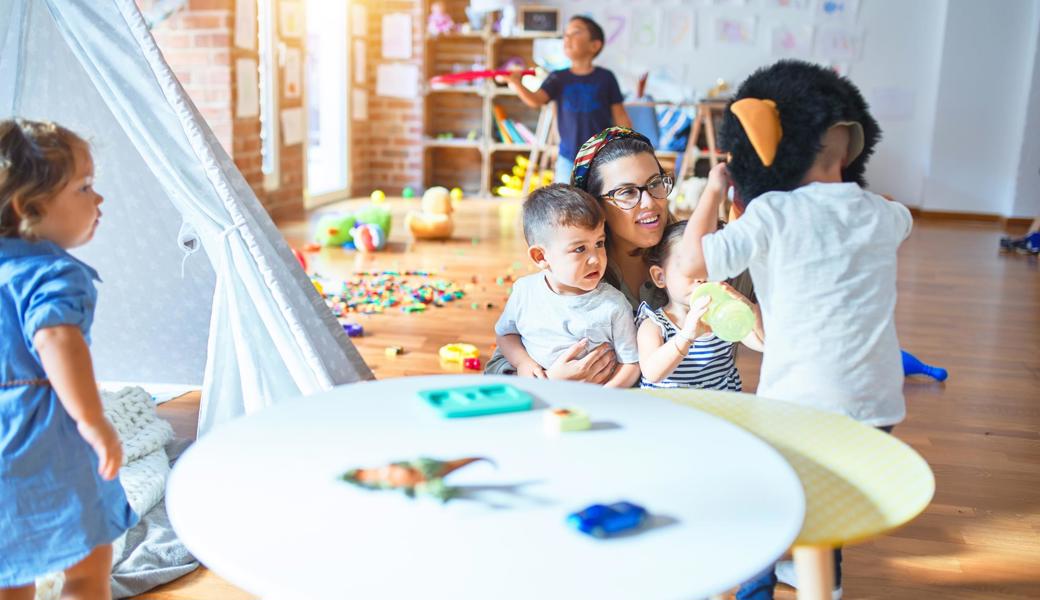 Die familienergänzende Kinderbetreuung in einer Kita stellt für viele berufstätige Eltern eine finanzielle Belastung dar.  