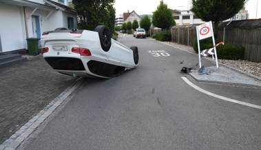 Auf dem Dach gelandet: Autofahrer rammt Verkehrsschild und kommt von der Strasse ab