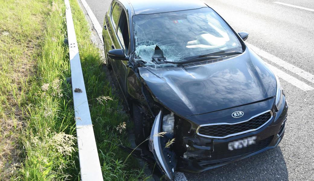 Der Lenker dieses Autos hatte den Lastwagen übersehen.