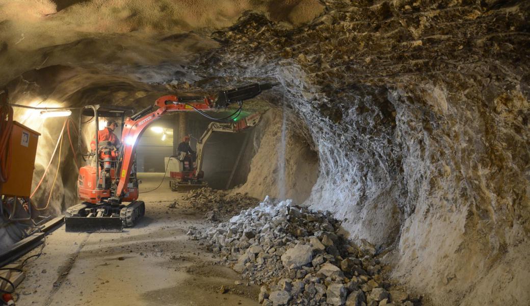 Bagger erweitern den Aufgang von der Bergstation der Kastenbahn zum Drehrestaurant hinauf. Die Arbeit im Stollen ist steinig und staubig.