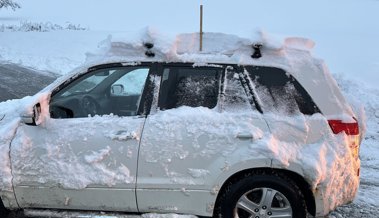 Fahrzeuge nicht von Schnee befreit: Kantonspolizei warnt vor Gefährdung