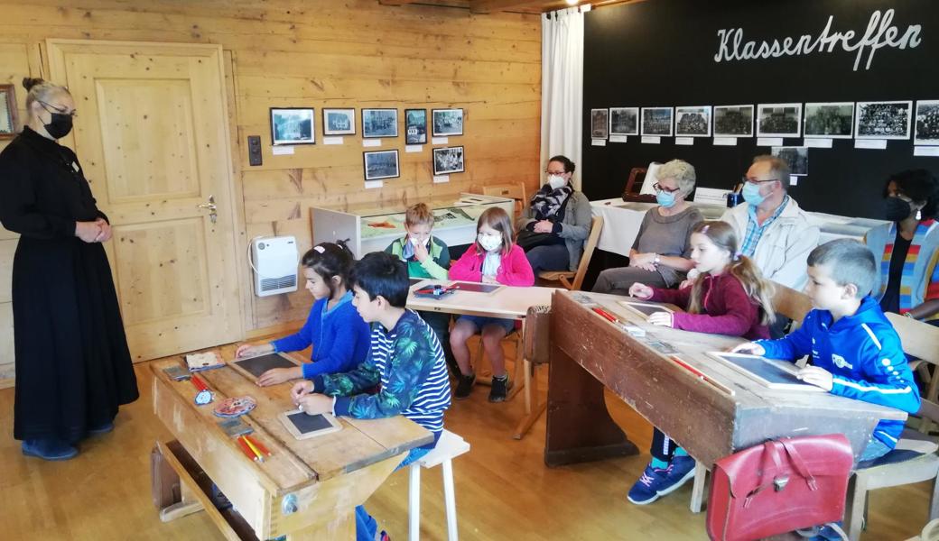 Unterricht wie vor 100 Jahren im alten Schulhaus Büchel. Beim Familienprogramm «Reiseziel Museum» ist auch ein Besuch im Ortsmuseum Rüthi möglich.