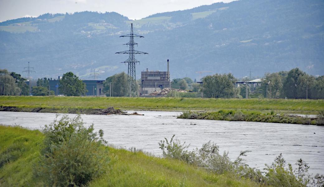 Das Hochwasser hat unterhalb von St. Margrethen eine etwa 80 Meter breite Breche ins Wuhr des Mittelgerinnes geschlagen. 