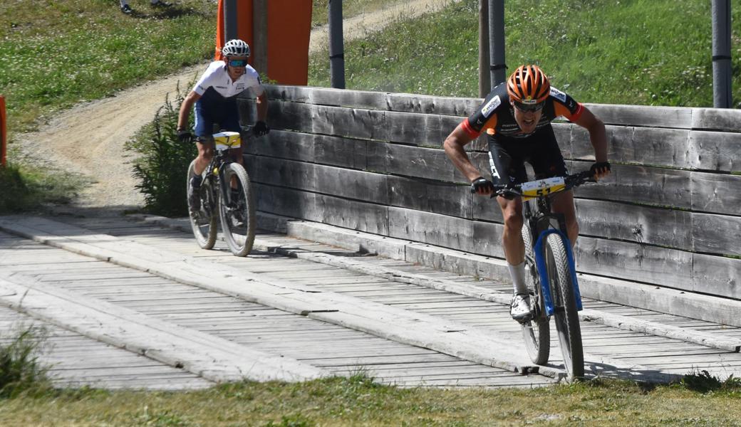 Simon Vitzthum (rechts) setzte sich im Zielsprint in St. Moritz sowie im Gesamtklassement des Engadin Bike Giro gegen Lukas Flückiger durch. 