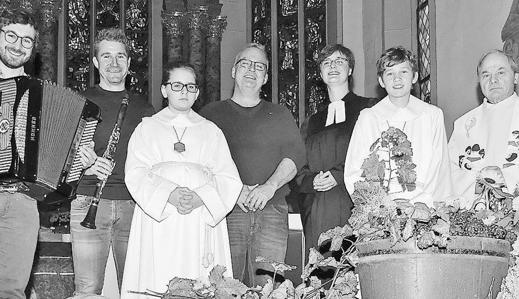 Pfarrerin Manuela Schäfer (3. von rechts) und Dekan Josef Benz (ganz rechts) gestalteten einen würdigen und festlichen ökumenischen Erntedankgottesdienst. Bild: pd