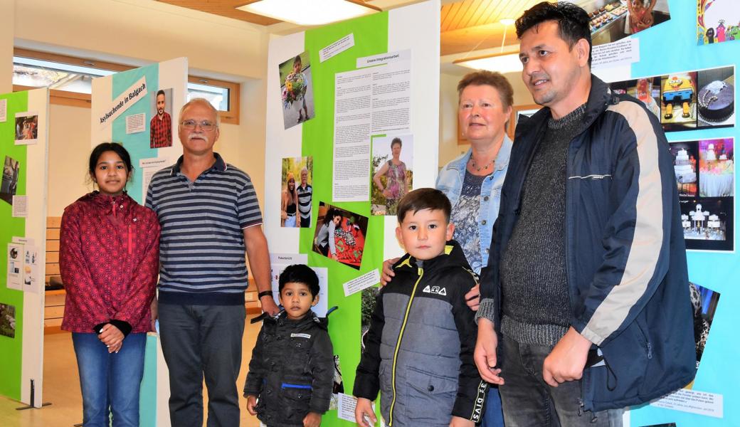 Erna Benz ist seit bald 18 Jahren Asylbetreuerin in Balgach. Unterstützt wird sie von ihrem Mann Josef. Dorani Gholamseddigh aus Afghanistan und die drei abgebildeten Kinder sind auch an der Ausstellung beteiligt. 