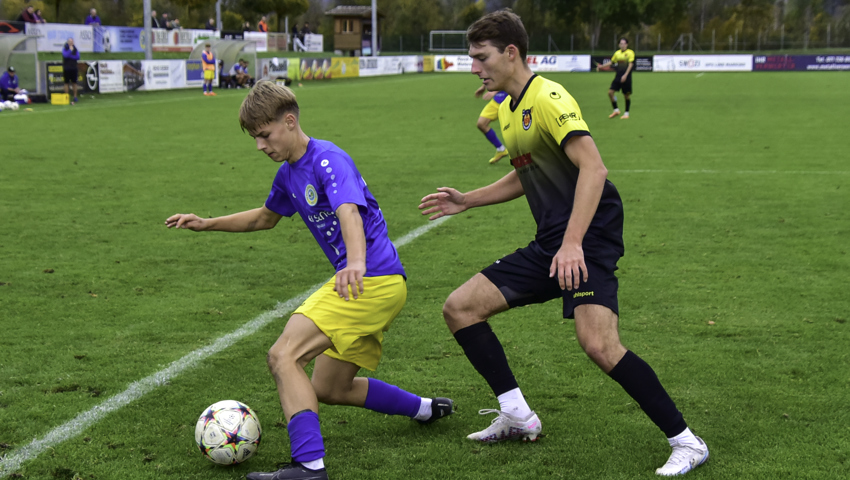 Finn Metzler (links), Diepoldsaus Jüngster, sagt, der Trainer bringe die Mannschaft weiter.