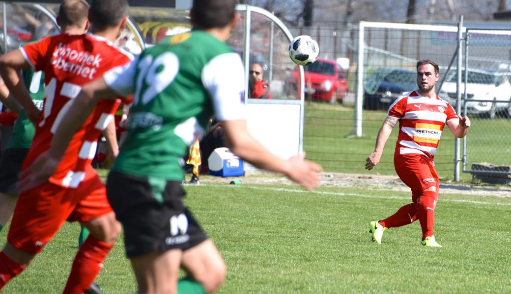 Fabio Klingler ist ein Spieler, der gern seine Mitspieler mit präzisen Bällen in Szene setzt. Hier versucht er, Dursun Karatay (Nummer 17) mit einem Freistoss zu erreichen.