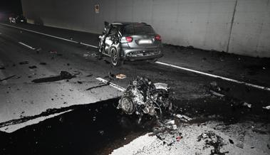 Tödlicher Verkehrsunfall: Autofahrer prallt in Betonwand und stirbt