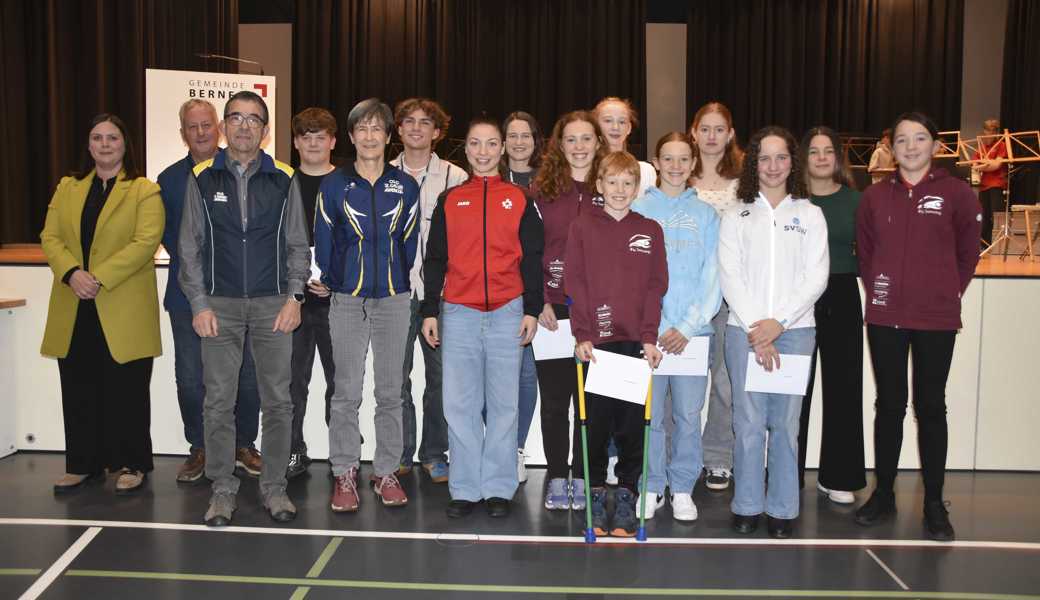 Gruppenbild mit Gemeindepräsidentin: Die Geehrten des Bernecker Abends der Freiwilligenarbeit. 