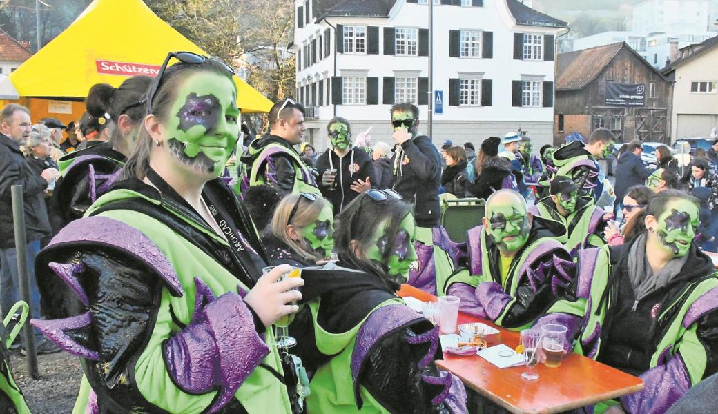 Die Guggesuuser aus Berneck sind bereits zwei Stunden vor ihrem Auftritt auf dem Festplatz.  