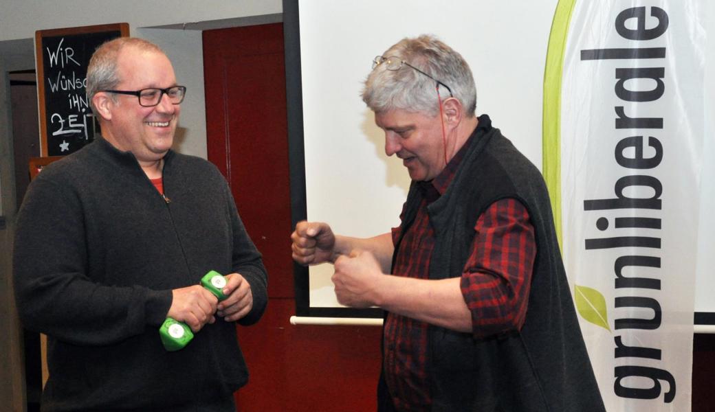 Seine Mitwirkungsmöglichkeiten im Kantonsrat bleiben vorerst eingeschränkt: Ruedi Mattle (links) bekommt vom Rheintaler GLP-Präsidenten Benno B.A. Stadler an der Wahlfeier eine Hantel zum Trainieren seiner politischen Muckis überreicht.
