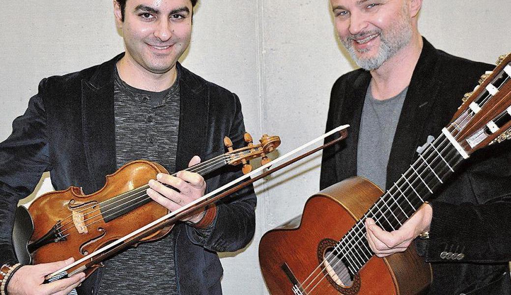 Julius Aria Sahbai an der Violine und Denis Omerovic an der Gitarre wollen das Publikum in Berneck mit ihrem Können verzücken.Bild: pd