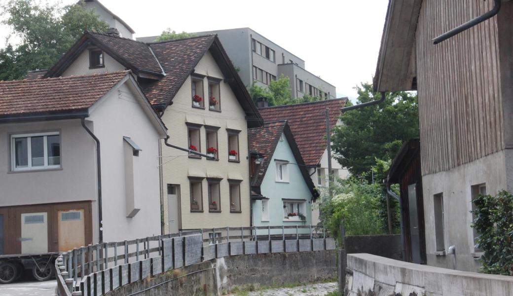 Am Stadtbach V, mit Blick auf die Felsenburg-Überbauung, die sehr umstritten war.