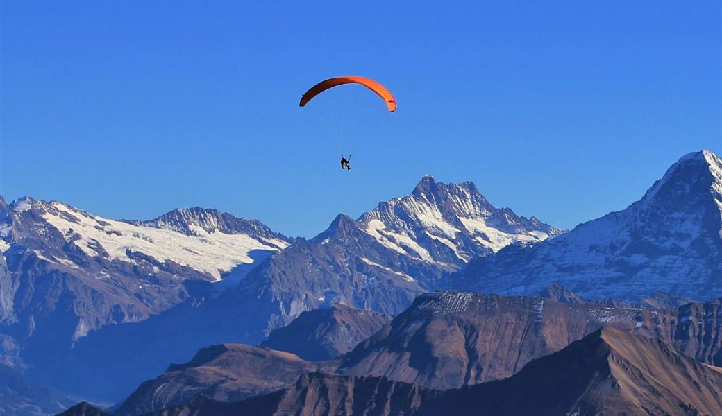 Gleitschirmfliegen über den Bergen – ein Ausdruck von Freiheit.